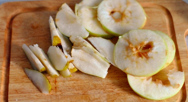 Яблоки и груши для оладьев с клюквой и медом